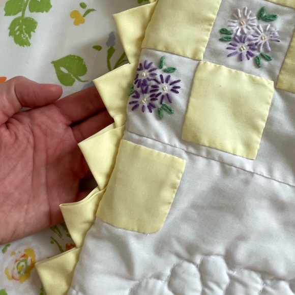 Vintage embroidered handmade crib quilt with prairie points border - Picture 3 of 6